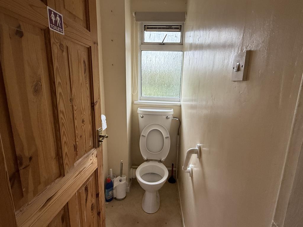 Lot: 89 - HOUSE IN NEED OF IMPROVEMENT - Separate W.C. in House in Need of Improvement